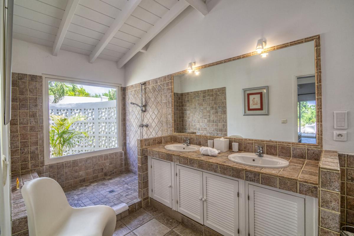 19 Location villa callisto 3 chambres 3 salles de bain avec piscine vue mer aux Terres Basses à Saint Martin